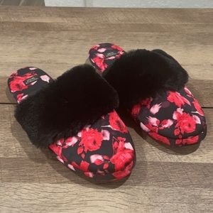 NWOT - Victoria’s secret slippers with draw string bag